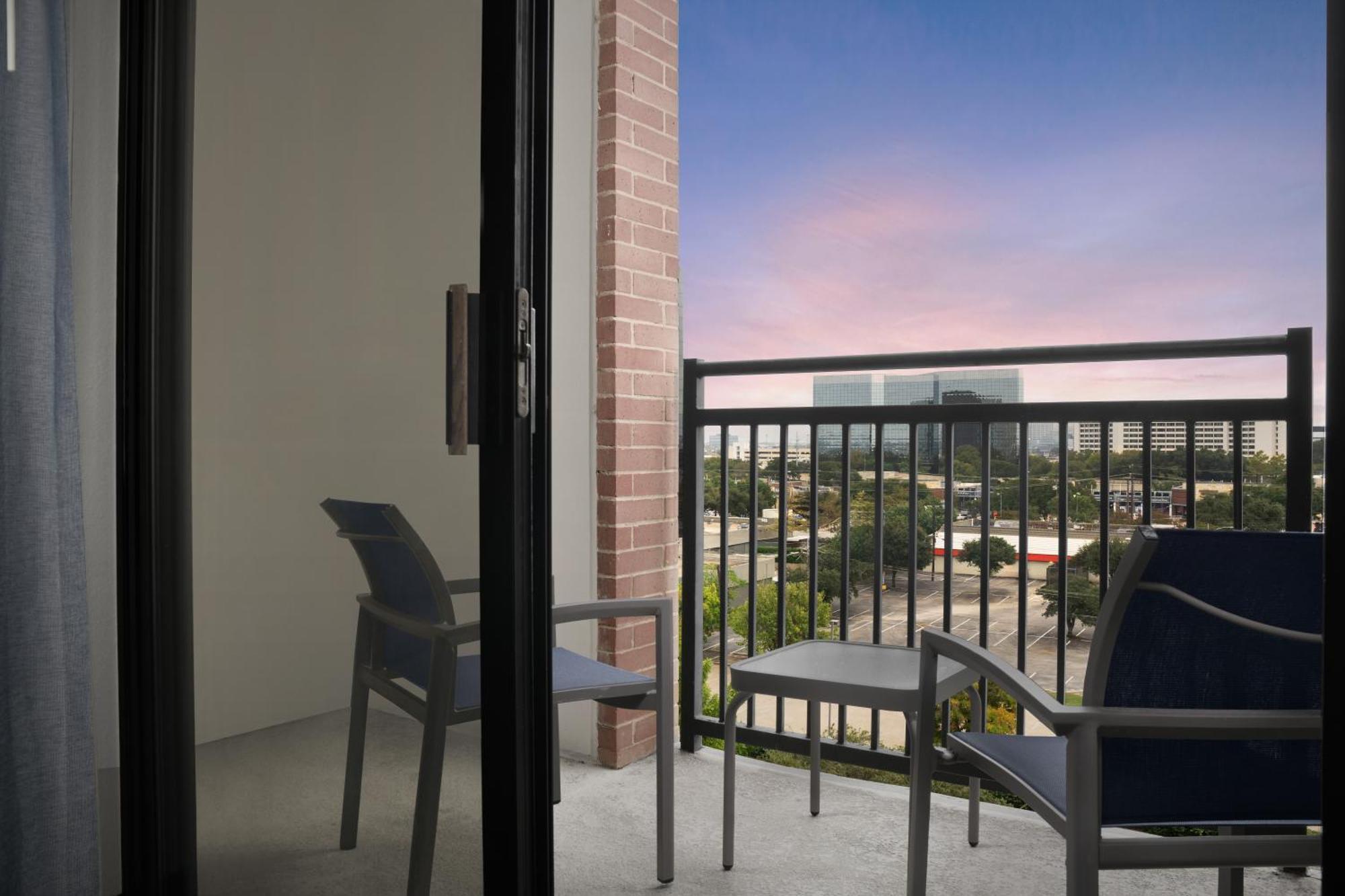 Courtyard Dallas Addison Quorum Drive Exterior foto